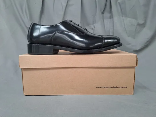 BOXED PAIR OF SAMUEL WINDSOR SHOES IN BLACK UK SIZE 8