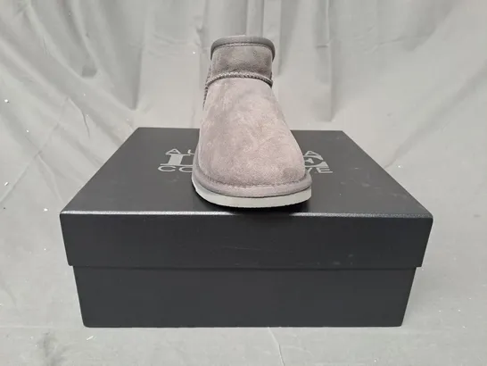 BOXED PAIR OF AUSTRALIA LUXE COLLECTION COSY FAUX FUR LINED SHOES IN GREY UK SIZE 5