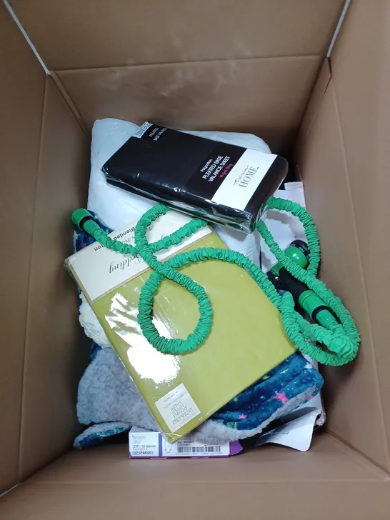 BOX TO CONTAIN APPROX 20 X ASSORTED HOUSEHOLD PRODUCTS, INCLUDES TUMBLERS/BOTTLES, KNEE PADS, FAN, HOSE PIPE ETC 