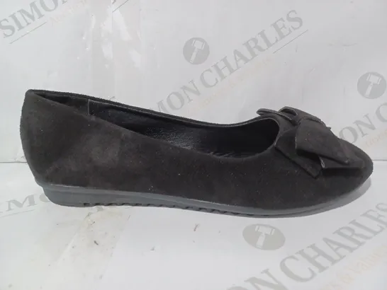 BOXED PAIR OF DESIGNER SLIP-ON FLAT SHOES IN BLACK W. BOW DETAIL EU SIZE 40