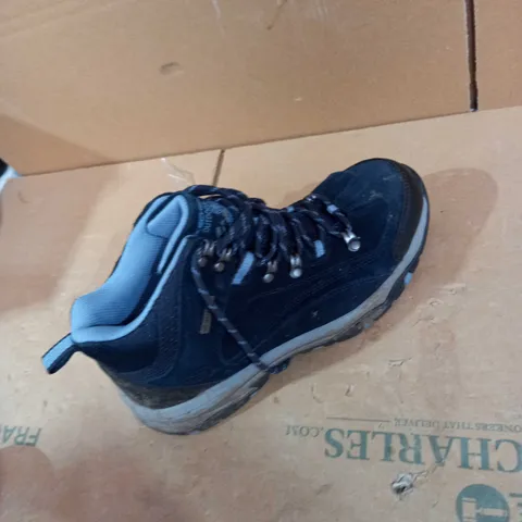 SKETCHER NAVY WATERPROOF BOOTS SIZE 5 AND A HALF 