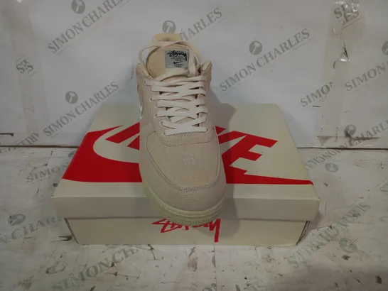 BOXED PAIR OF NIKE AIR FORCE 1 LOW/STUSSY SHOES IN BEIGE UK SIZE 9.5