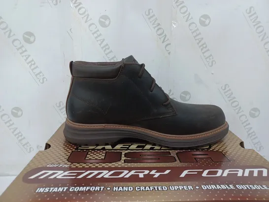 BOXED PAIR OF SKECHERS MENS LEATHER BOOTS IN CHOCOLATE - SIZE 8 