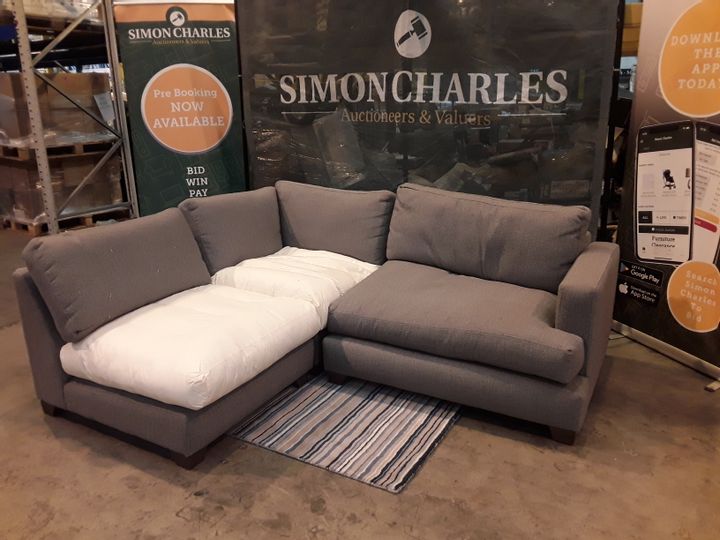 Lot 2007 QUALITY DESIGNER BRITISH MADE GREY FABRIC CORNER SOFA ON DARK