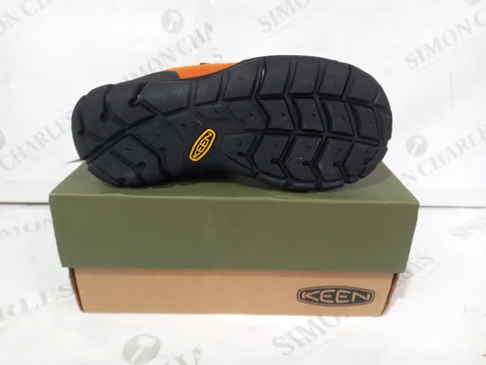 BOXED PAIR OF KEEN KIDS SHOES IN ORANGE/YELLOW UK SIZE 12