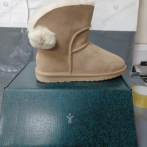 BOXED PAIR OF EMU AUSTRALIA SHEEPSKIN ANKLE HIGH BOOTS - TAN - SIZE 8 UK