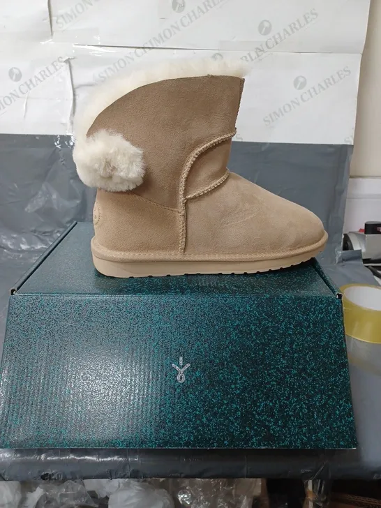 BOXED PAIR OF EMU AUSTRALIA SHEEPSKIN ANKLE HIGH BOOTS - TAN - SIZE 8 UK