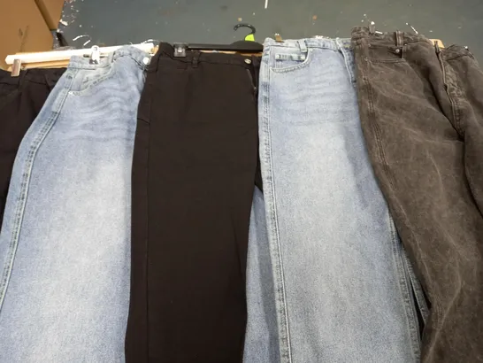 5 PAIRS OF FIRETRAP JEANS IN VARIOUS COLOURS/SIZES TO INCLUDE JET BLACK, WASHED LIGHT BLUE, CHARCOAL BLACK, ETC