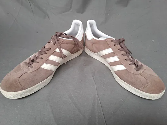 PAIR OF ADIDAS GAZELLE SHOES IN TAN/WHITE UK SIZE 8