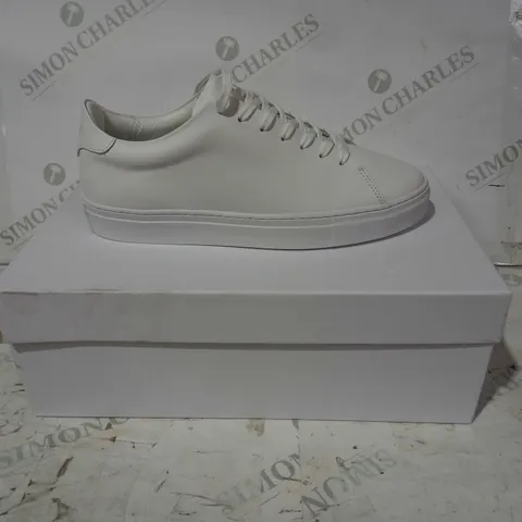 BOXED PAIR OF ARNE LOW ESSENTIAL TRAINERS IN WHITE UK SIZE 7