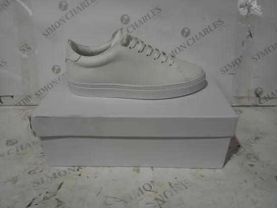 BOXED PAIR OF ARNE LOW ESSENTIAL TRAINERS IN WHITE UK SIZE 7