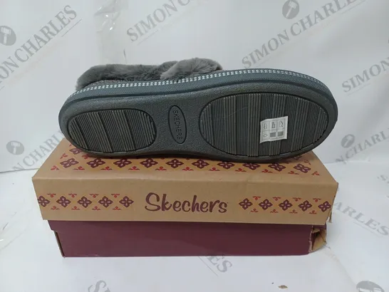 BOXED PAIR OF SKECHERS COZY SLIPPERS - CHARCOAL - UK SIZE 3.5