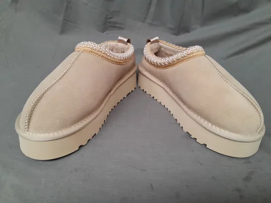 BOXED PAIR OF UGG PLATFORM SHOES IN BEIGE UK SIZE 6