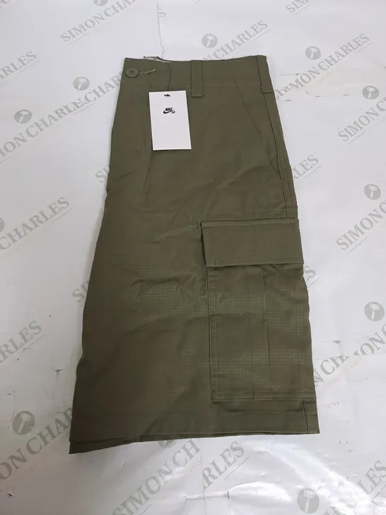 NIKE SKATEBOARDING CARGO SHORTS IN KHAKI SIZE 30