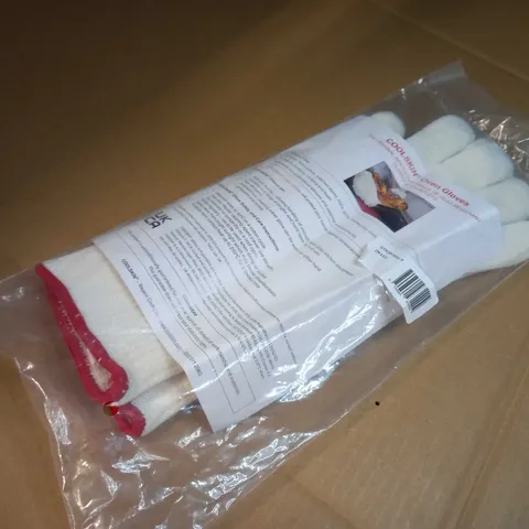 PACKAGED WHITE COOLSKIN OVEN GLOVES