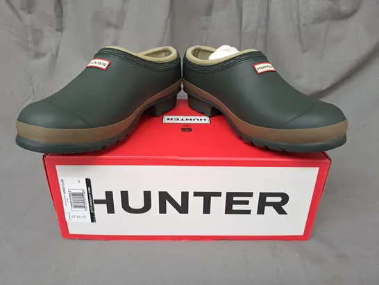 BOXED PAIR OF HUNTER MEN'S GARDENING CLOGS IN GREEN UK SIZE 9