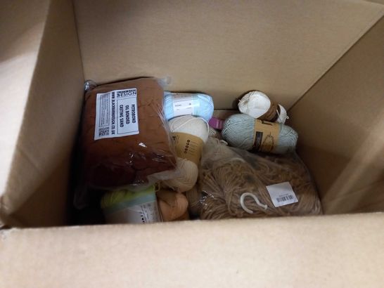 BOX OF APPROX 20 ASSORTED CRAFTING ITEMS TO INCLUDE: WOOL, CRAFTING PAPER, TIE DYE KIT
