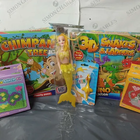APPROXIMATELY 25 ASSORTED TOYS AND GAMES TO INCLUDE 3D SNAKES & LADDERS, CHIMPAN TREE, FLICK-A-CHICKEN, ETV