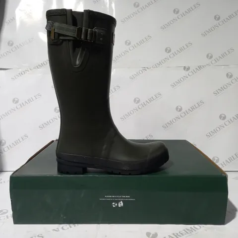 BOXED PAIR OF BARBOUR CIRRUS WELLINGTON BOOTS IN OLIVE UK SIZE 8