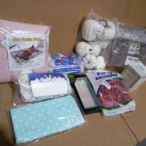 LOT OF APPROX 15 ASSORTED HOUSEHOLD ITEMS TO INCLUDE PET PLUSH PAD, FACE MASKS, HOME SCENTED CANDLE, ETC