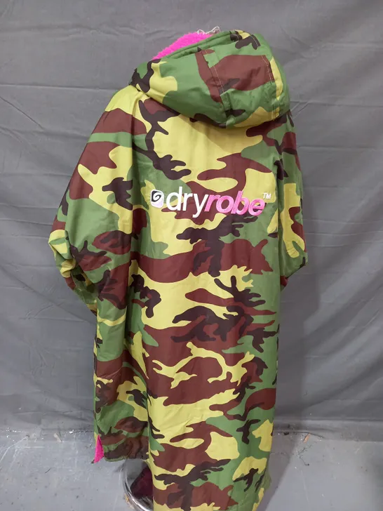 DRY ROBE IN CAMO WITH PINK LINING - SMALL