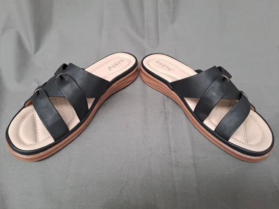 BOXED PAIR OF SIKETU OPEN TOE SANDALS IN BLACK EU SIZE 41