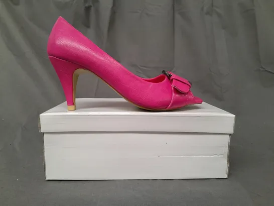 BOXED PAIR OF DESIGNER OPEN TOE MID HEELED SHOES IN FUCHSIA EU SIZE 37