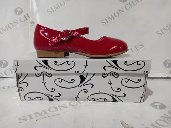 BOXED PAIR OF SEVVA KIDS SHOES IN RED SIZE 10