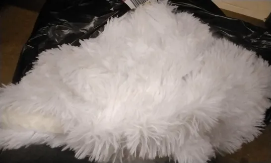 BOXED FAUX FUR BLANKET WHITE 