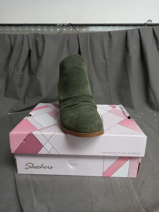 BOXED PAIR OF SKECHERS WATER RESISTANT CITY BOOTS IN OLIVE SIZE 5.5