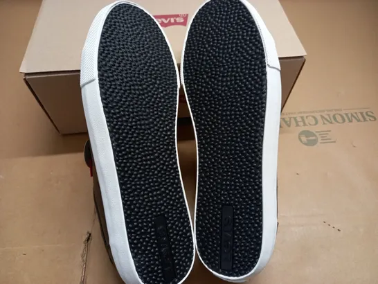 BOXED BRAND NEW LEVIS WOODWARD TRAINERS IN BLACK - UK 7.5