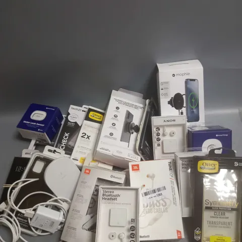 LARGE BOX OF APPROX 100 ASSORTED ELECTRICALS TO INCLUDE BELKIN CAR CHARGER, BELKIN WIRELESS CHARGING STAND, MOPHIE WIRELESS VENT MOUNT ETC