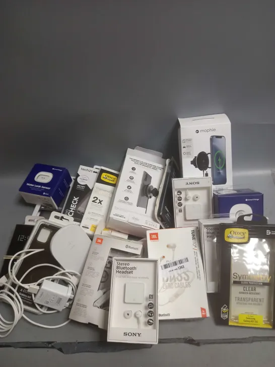 LARGE BOX OF APPROX 100 ASSORTED ELECTRICALS TO INCLUDE BELKIN CAR CHARGER, BELKIN WIRELESS CHARGING STAND, MOPHIE WIRELESS VENT MOUNT ETC