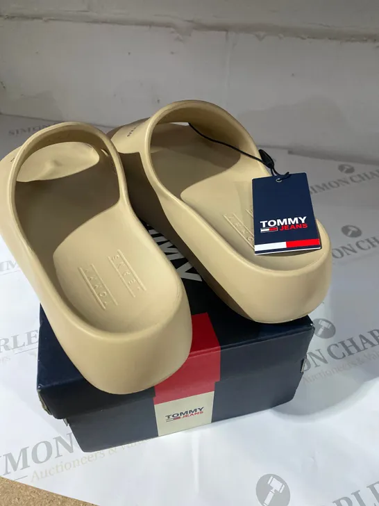 BOXED PAIR OF TOMMY JEANS FLATFORM POOL SLIDERS SIZE 4