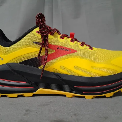 BOXED PAIR OF BROOKS CASCADIA 16 SHOES IN YELLOW UK SIZE 8.5