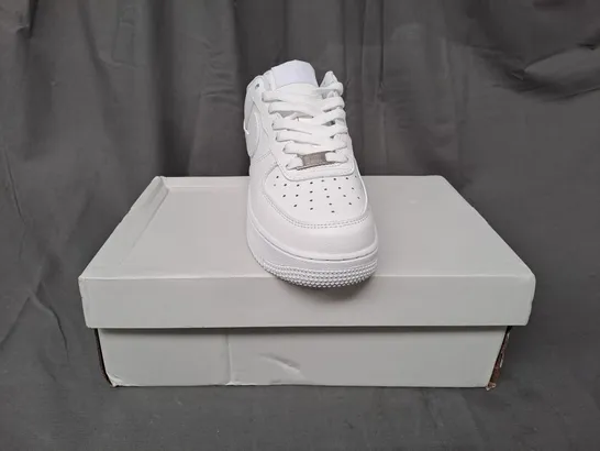 BOXED PAIR OF NIKE AIR FORCE 1 '07 SHOES IN WHITE UK SIZE 5