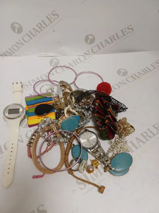 LOT OF ASSORTED LOOSE JEWELLERY AND COSTUME JEWELLERY ITEMS TO INCLUDE RINGS, NECKLACES, WATCHES ETC 