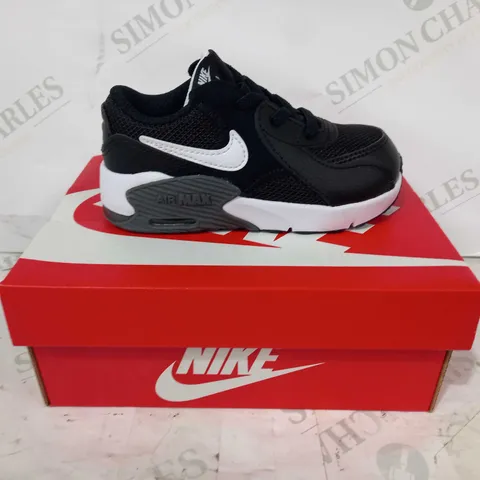 BOXED PAIR OF NIKE AIR MAX EXCEE CHILDREN'S TRAINERS IN BLACK/WHITE UK SIZE 7.5