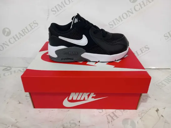 BOXED PAIR OF NIKE AIR MAX EXCEE CHILDREN'S TRAINERS IN BLACK/WHITE UK SIZE 7.5