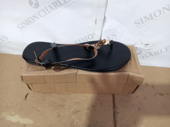 BOXED PAIR OF DESIGNER BLACK/ROSE GOLD SANDALS SIZE 40