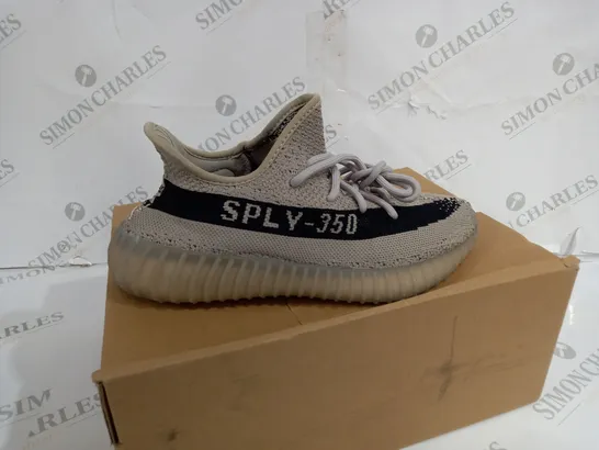 BOXED PAIR OF YEEZY OOST 350 V2 TRAINERS SIZE 6