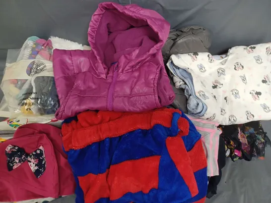 APPROXIMATELY 20 ASSORTED CHILDREN'S CLOTHING IN VARIOUS STYLES AND SIZES 