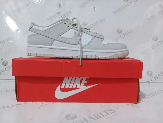 BOXED PAIR OF NIKE DUNK LOW SE SHOEs IN GREY/WHITE UK SIZE 9