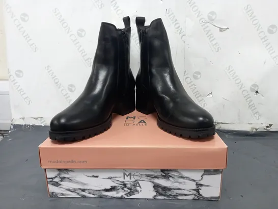 BOXED PAIR OF MODA IN PELLE CHUNKY HEEL CHELSEA BOOTS IN BLACK SIZE 7