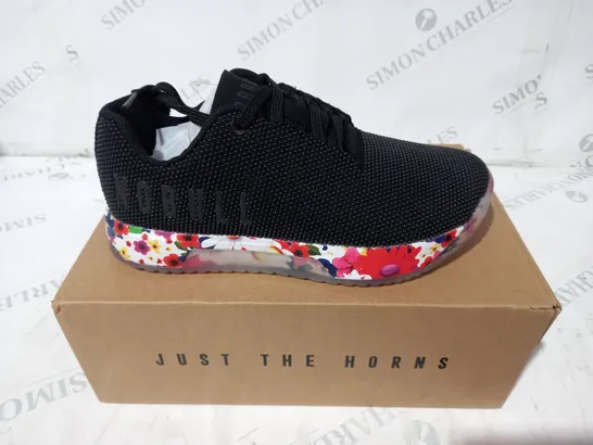 NOBULL SF TRAINER FLORAL SOLE SIZE 4.5