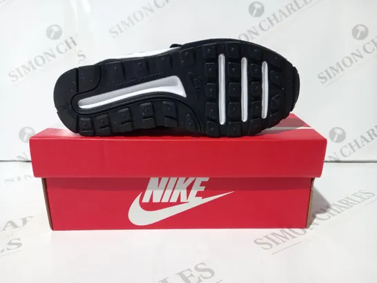 BOXED PAIR OF NIKE MD VALIANT KIDS SHOES IN BLACK/WHITE UK SIZE 12