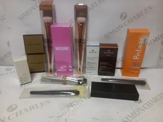 LOT TO CONTAIN APPROX. 15 X ASSORTED BEAUTY PRODUCTS, INCLUDES BRUSHES, LOTION, SUN OIL ETC 