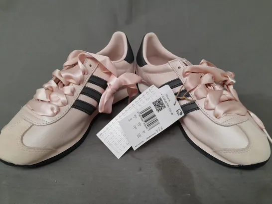 BOXED PAIR OF ADIDAS COUNTRY OG W SHOES IN PINK/BLACK UK SIZE 3.5