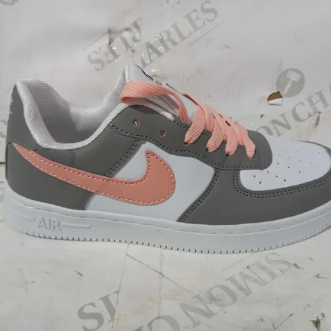 BOXED PAIR OF NIKE AIR FORCE 1 SHOES IN WHITE/GREY/PINK UK SIZE 5