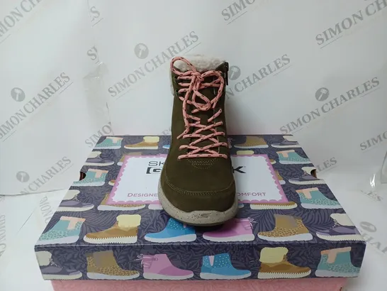 BOXED PAIR OF SKECHERS GLACIAL ULTRA BOOTS OLIVE SIZE 4